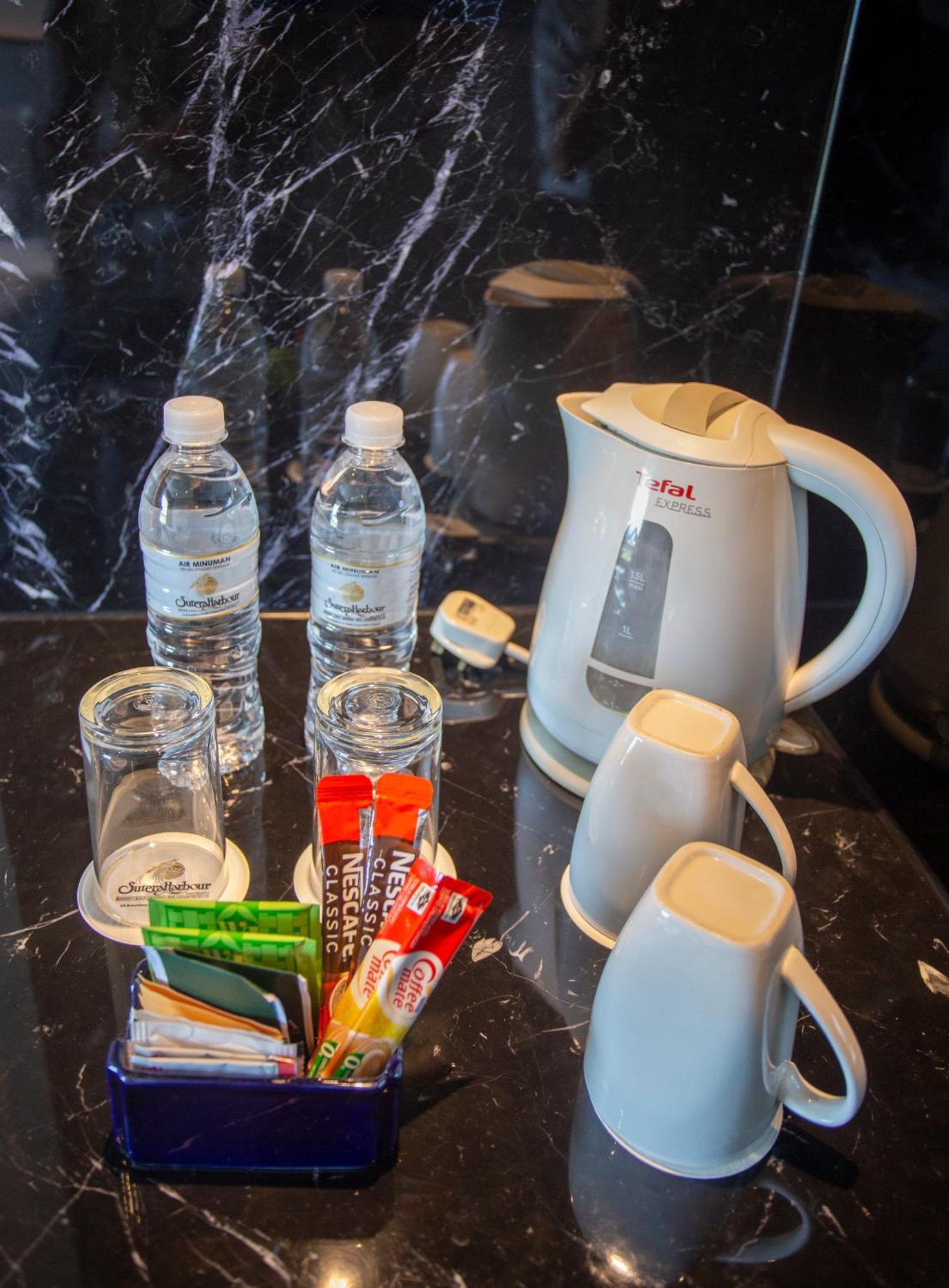 The Pacific Sutera Hotell Kota Kinabalu Eksteriør bilde A kettle with bottled water and coffee