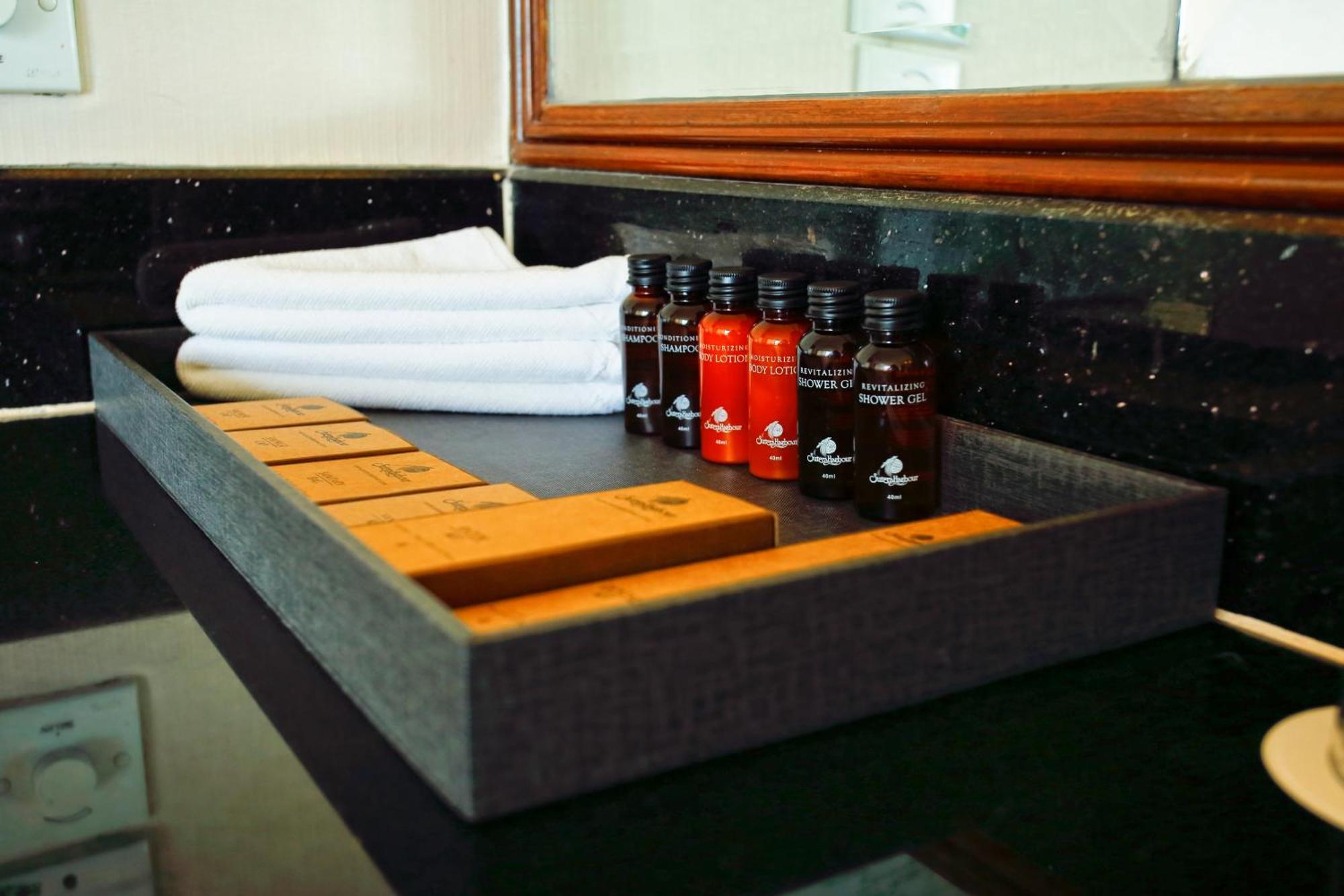 The Pacific Sutera Hotell Kota Kinabalu Eksteriør bilde A bathroom tray