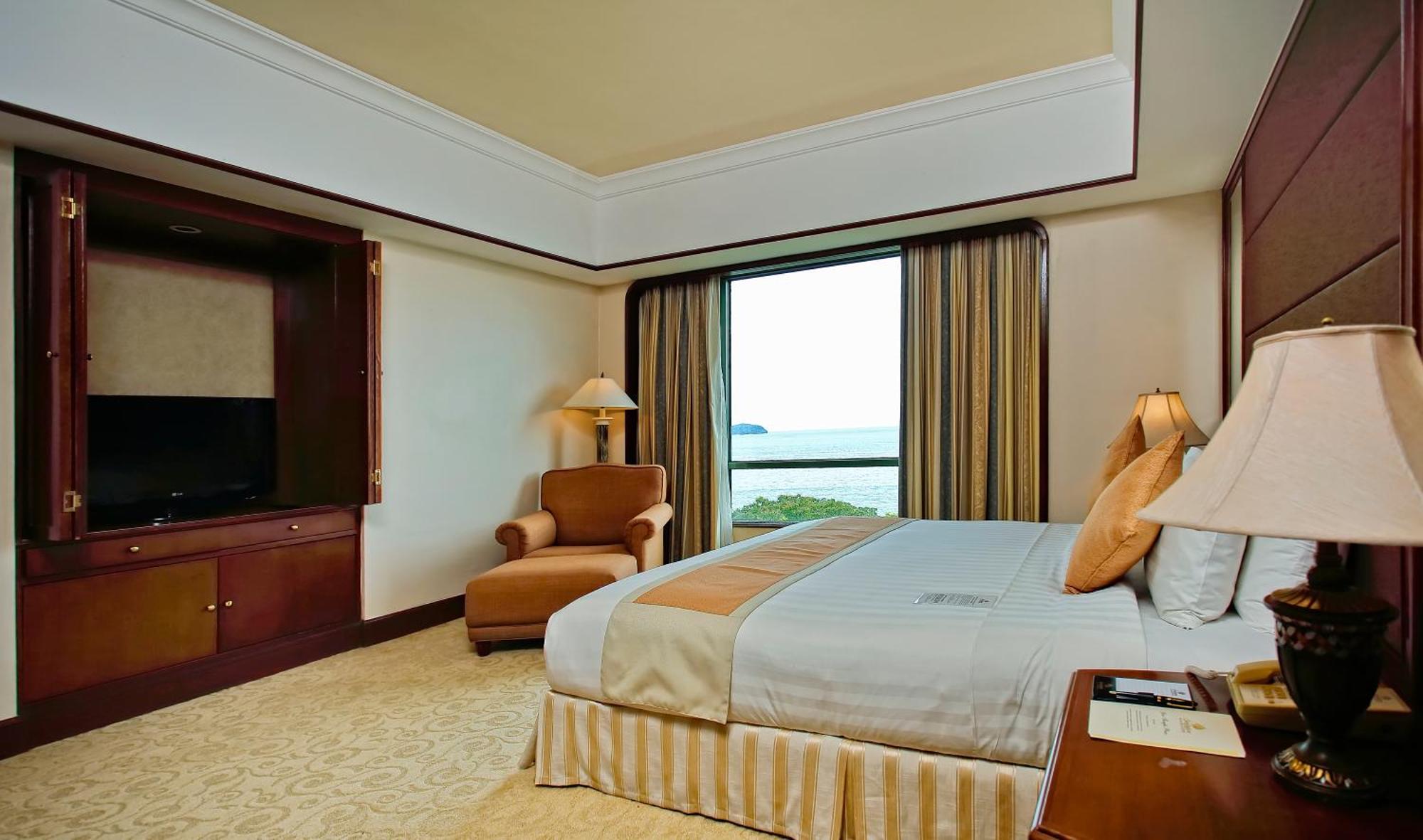 The Pacific Sutera Hotell Kota Kinabalu Eksteriør bilde A bedroom at the Shangri-La Hotel, Kuala Lumpur