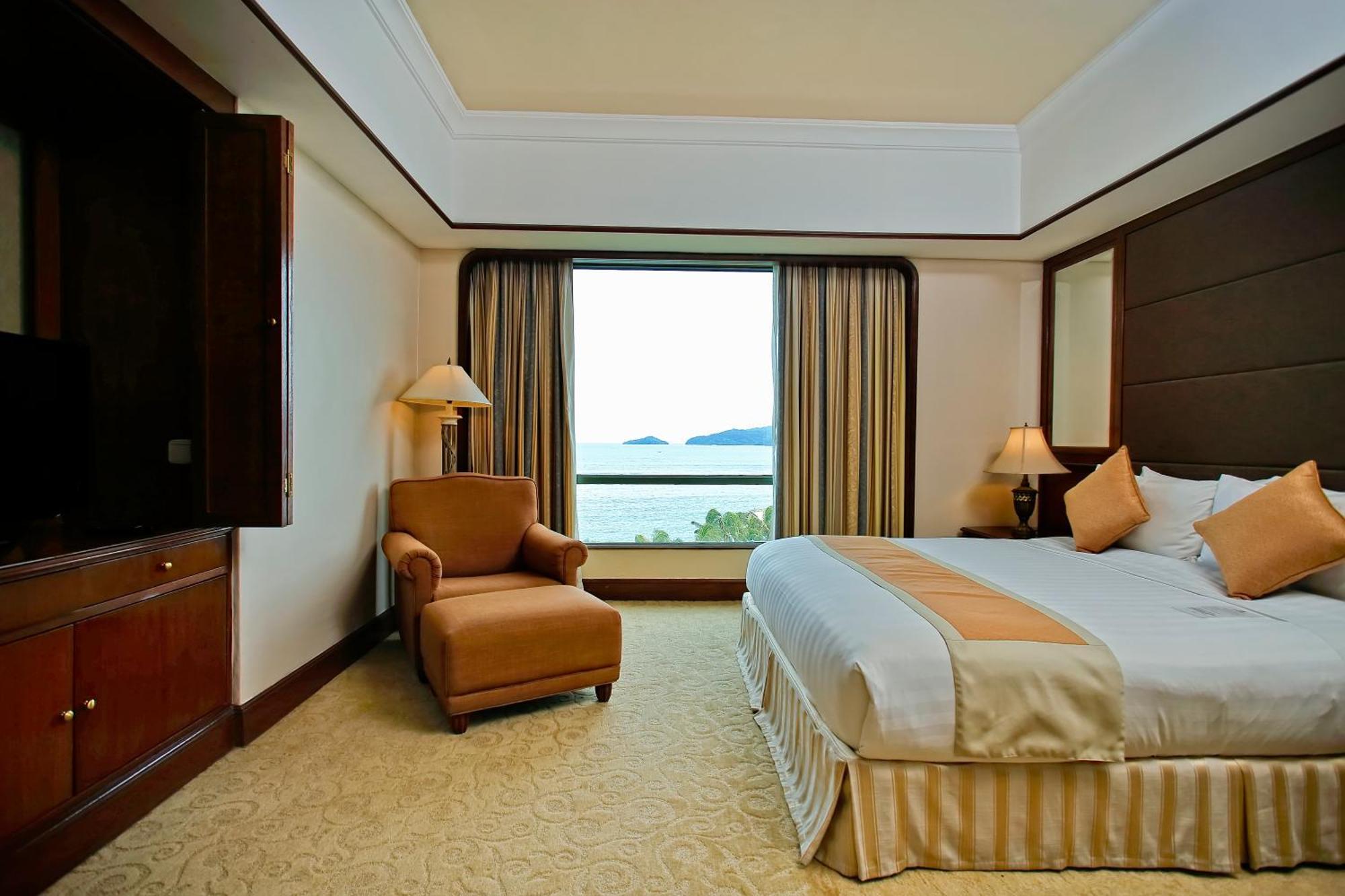 The Pacific Sutera Hotell Kota Kinabalu Eksteriør bilde A room at the hotel