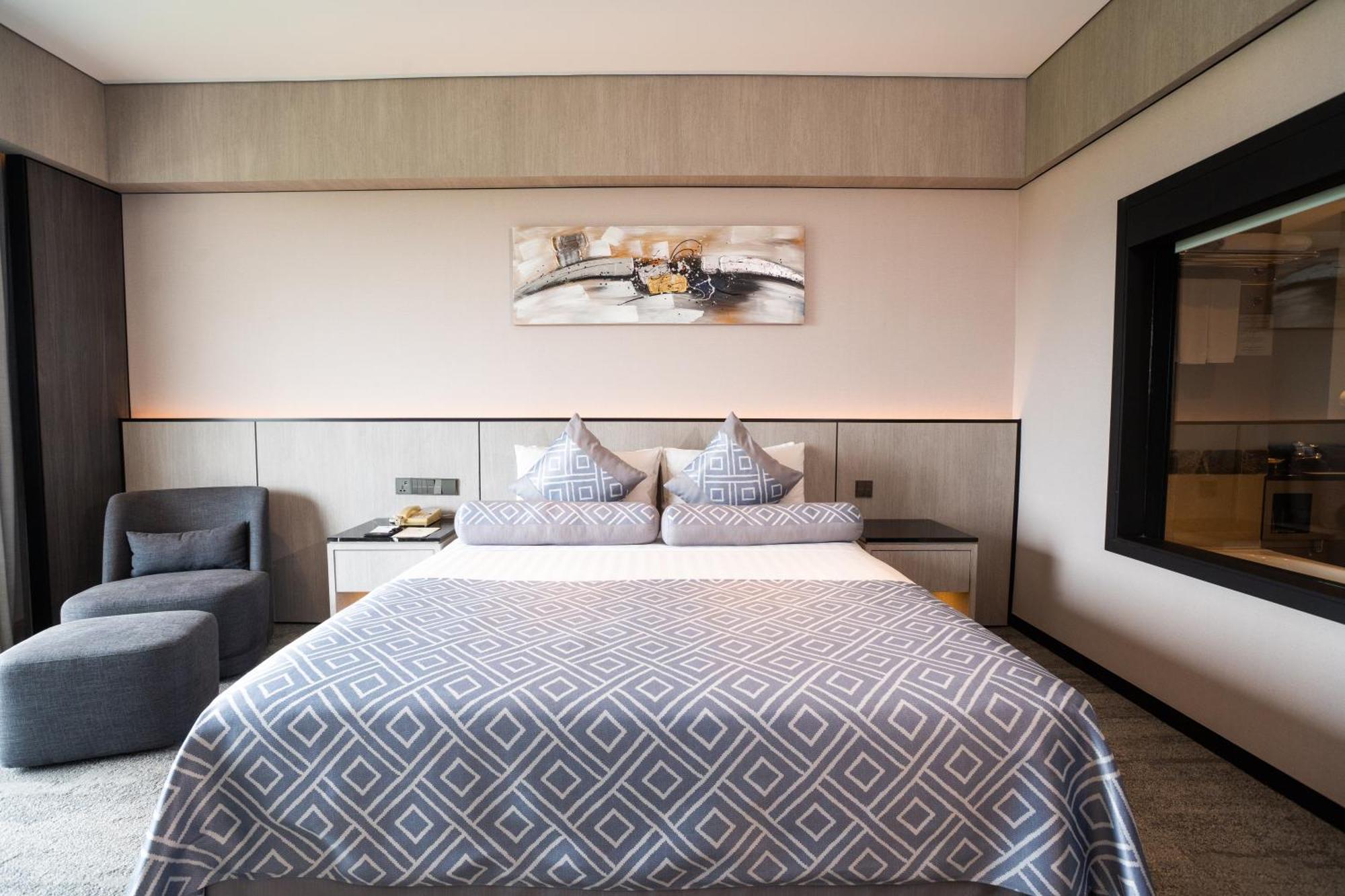 The Pacific Sutera Hotell Kota Kinabalu Eksteriør bilde A bedroom in the hotel